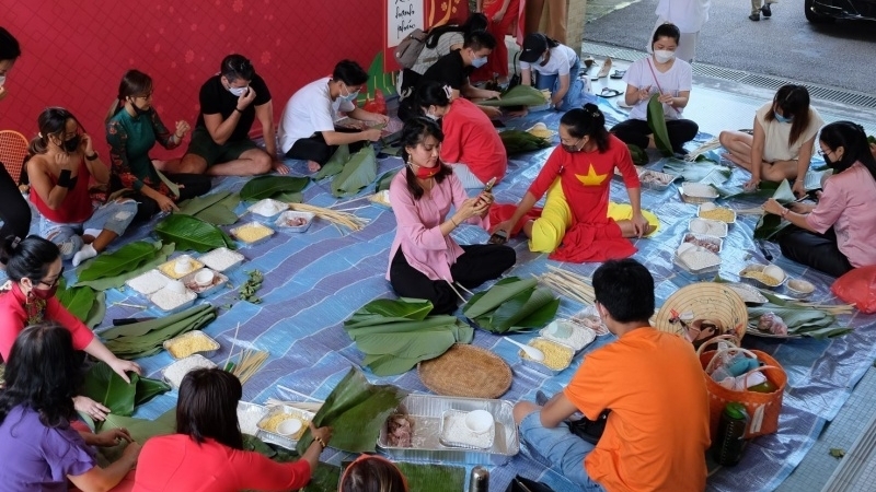 越南驻新加坡大使馆举行包粽子比赛