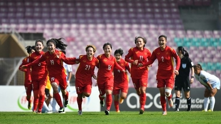 越南国家主席阮春福向国家女子足球队颁授一等劳动勋章