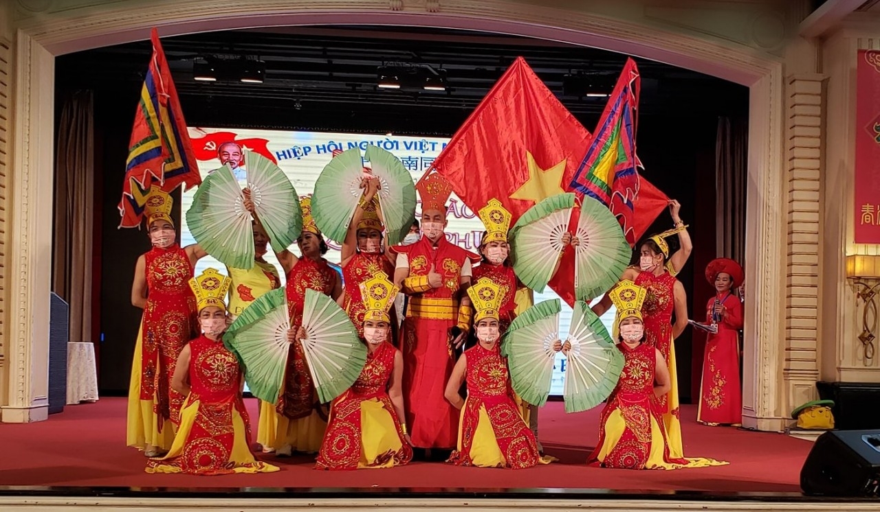 越南富寿省文艺团表演的龙子仙孙节目。
