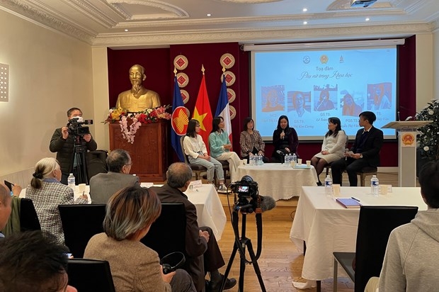 越南女科学家出席在法国首都巴黎举行的“在科学中的妇女”座谈会。