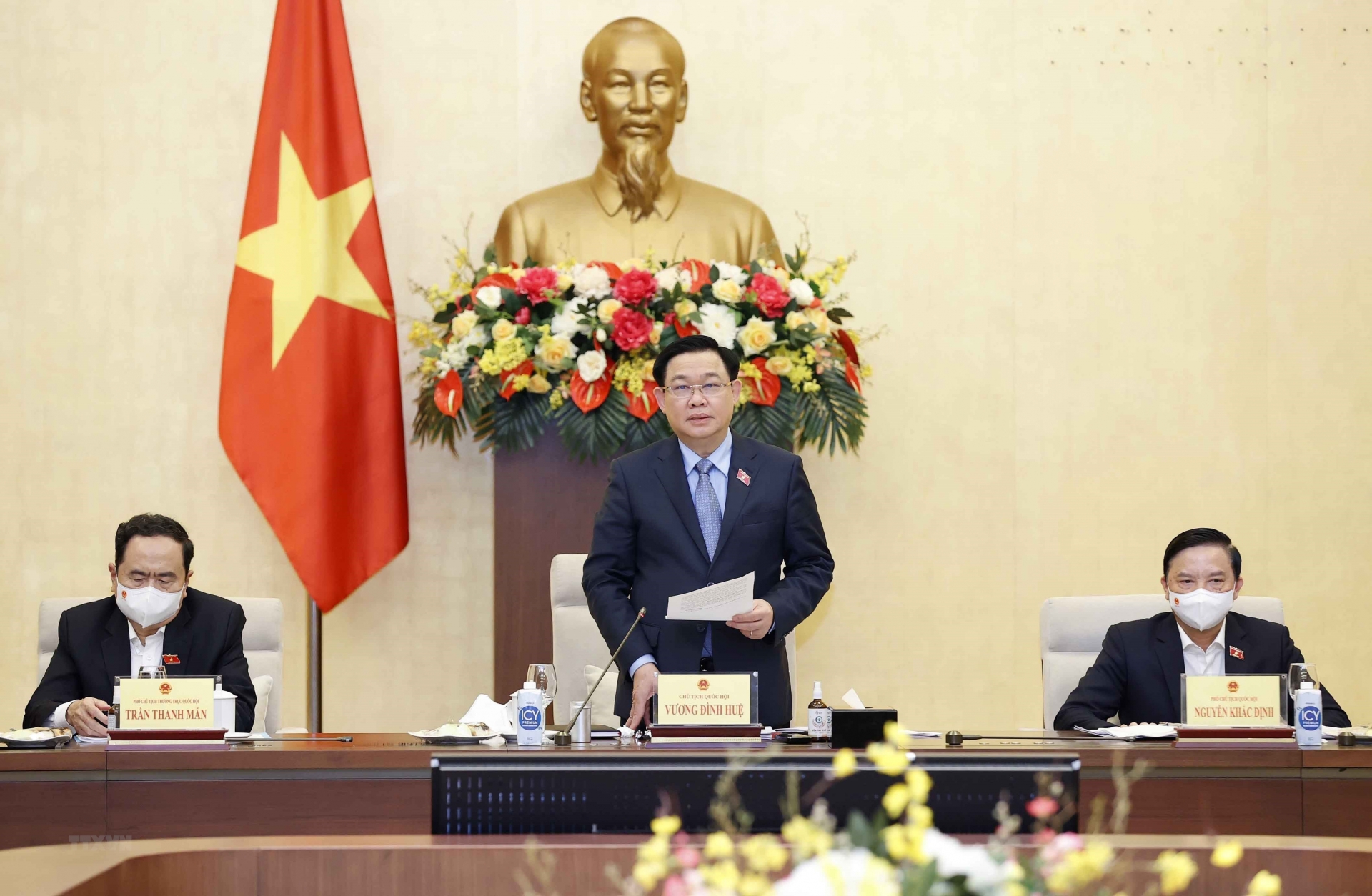 越南国会主席主持质询和回答质询活动。