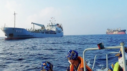 营救在长沙群岛海域有搁浅危险的巴拿马籍太平洋07号船