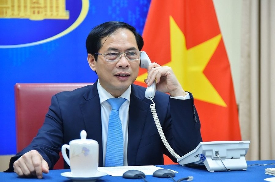 越南外交部部长裴青山同俄罗斯联邦外交部部长谢尔盖•拉夫罗夫、乌克兰外交部部长德米特罗•库列巴通了电话。