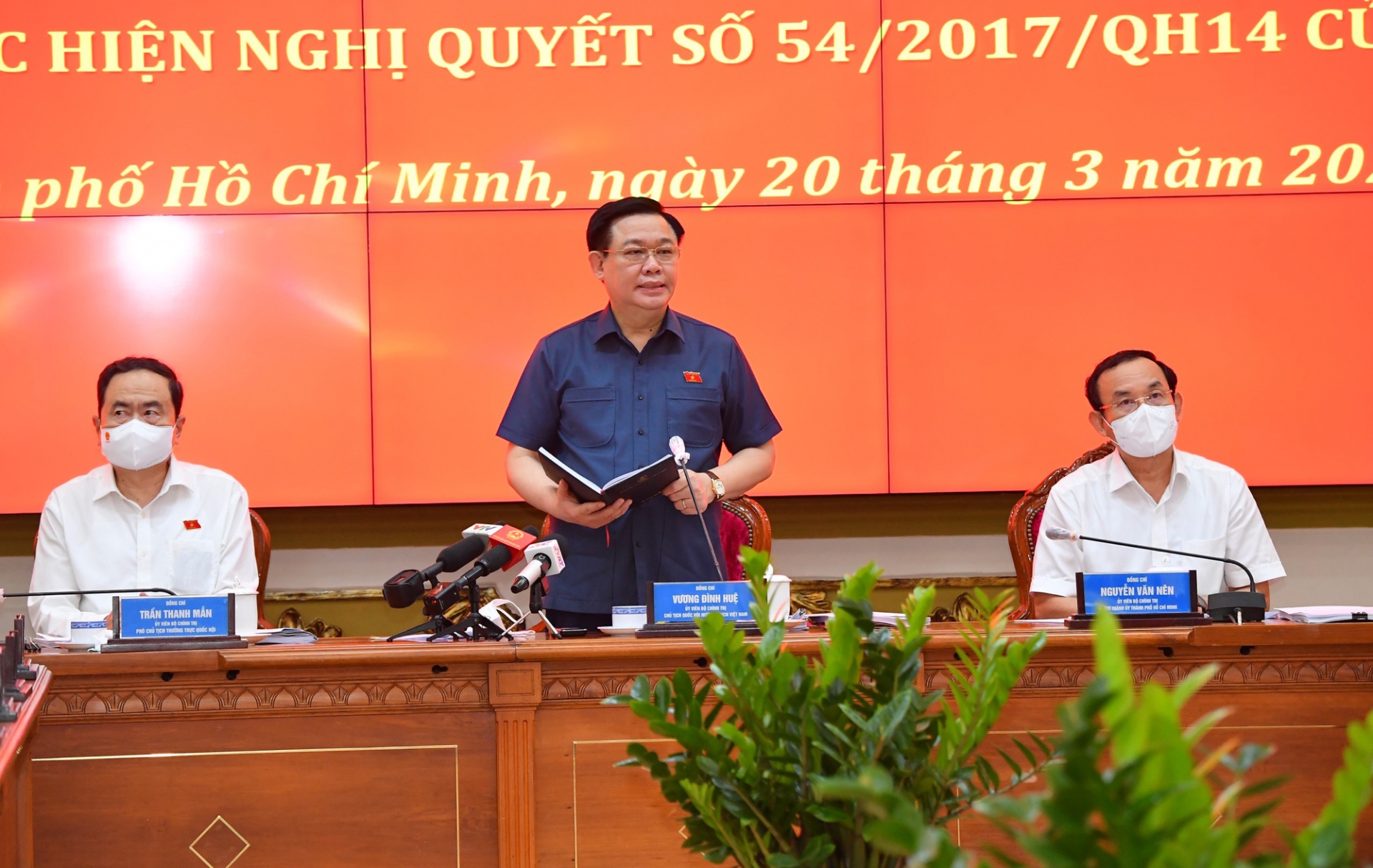 越南国会主席王庭惠主持会议。