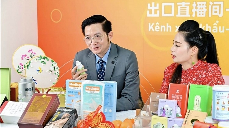 越南驻中国南宁总领事馆以直播方式来推广越南产品