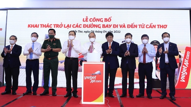 越南国家主席出席往返芹苴市10条航线复航启动仪式