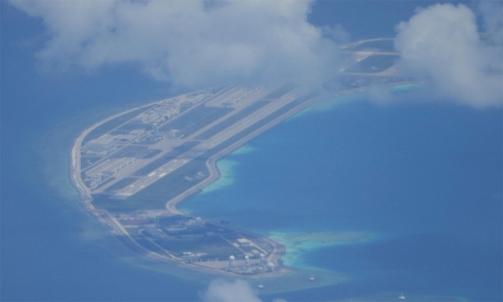 中国在长沙群岛某个实体非法填海造岛。