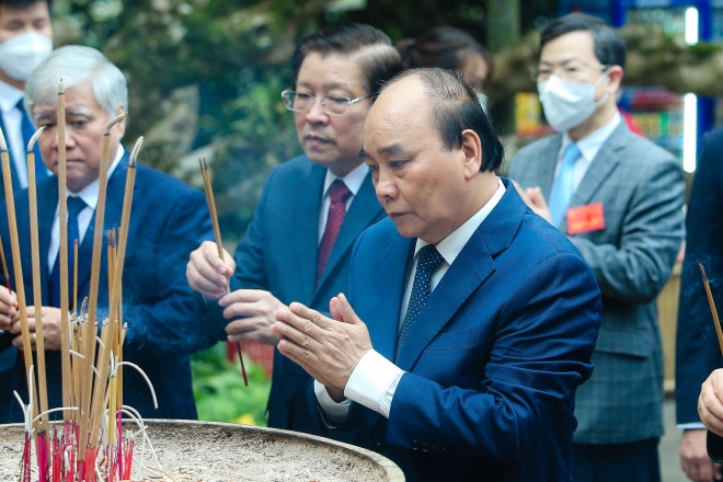 在2022年雄王节之际 越南国家主席阮春福向各位雄王敬香