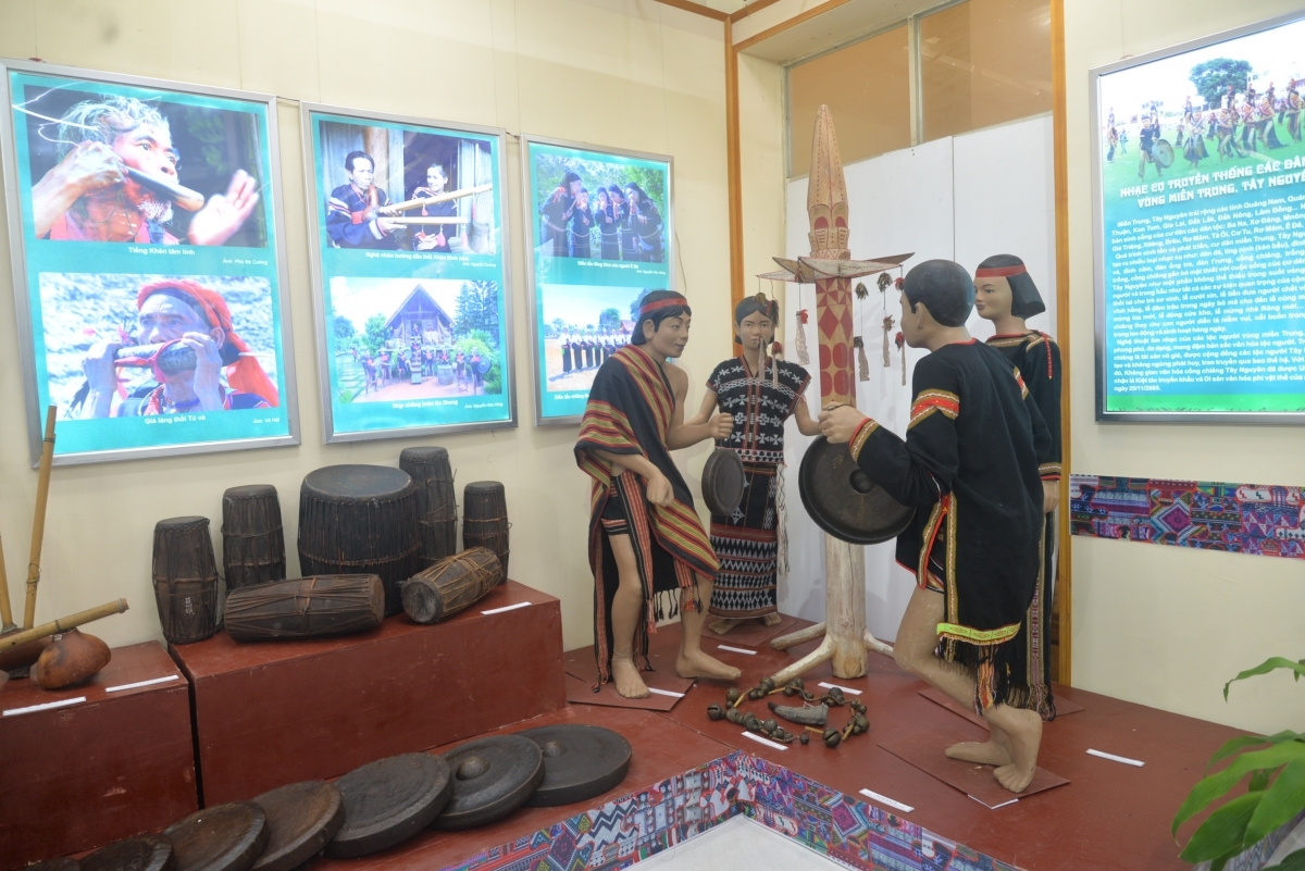 越南各民族传统乐器展在芹苴市正式开幕。