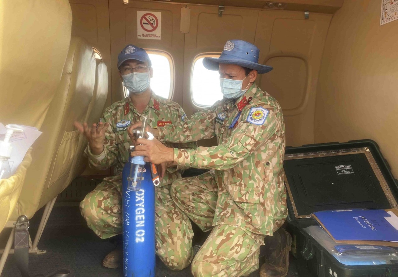 越南“蓝色贝雷帽”医生接收并成功为一名脑卒中的联合国人员进行急救。