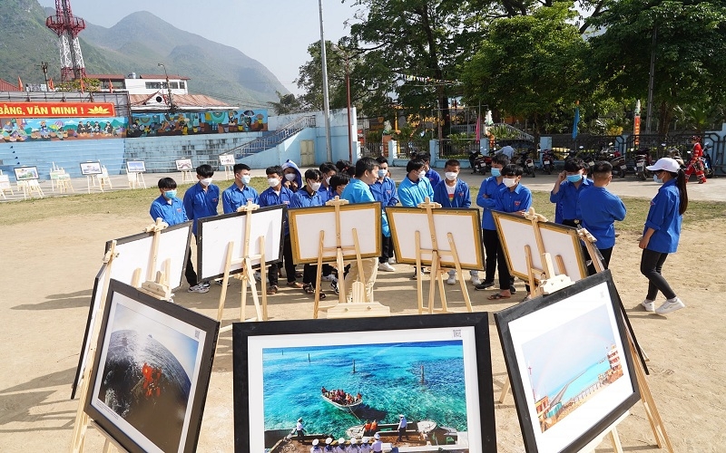 越南河江省举行青年与海洋岛屿主权图片展。