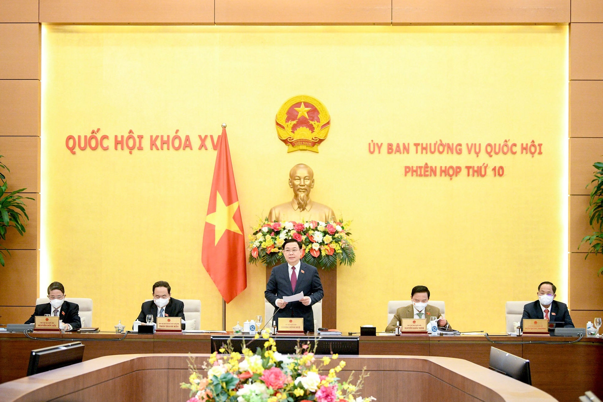 越南国会主席在会议上致辞。