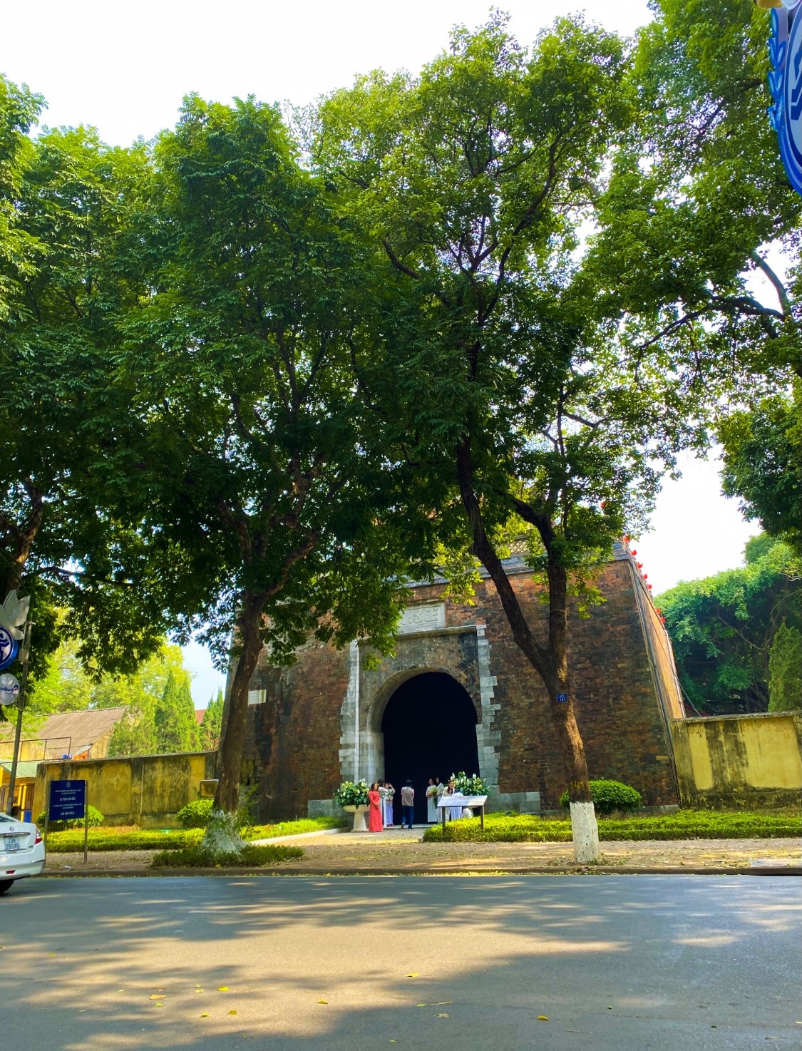 这是一个地方标志着河内的悲壮和英雄历史：正北门——升龙皇城仅存的一个城门。
