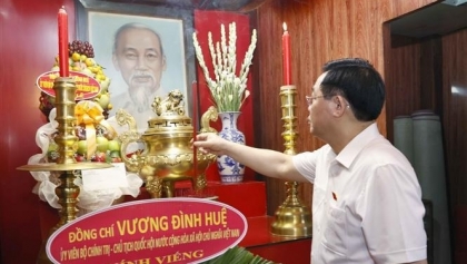 越南国会主席向胡志明市主席进香