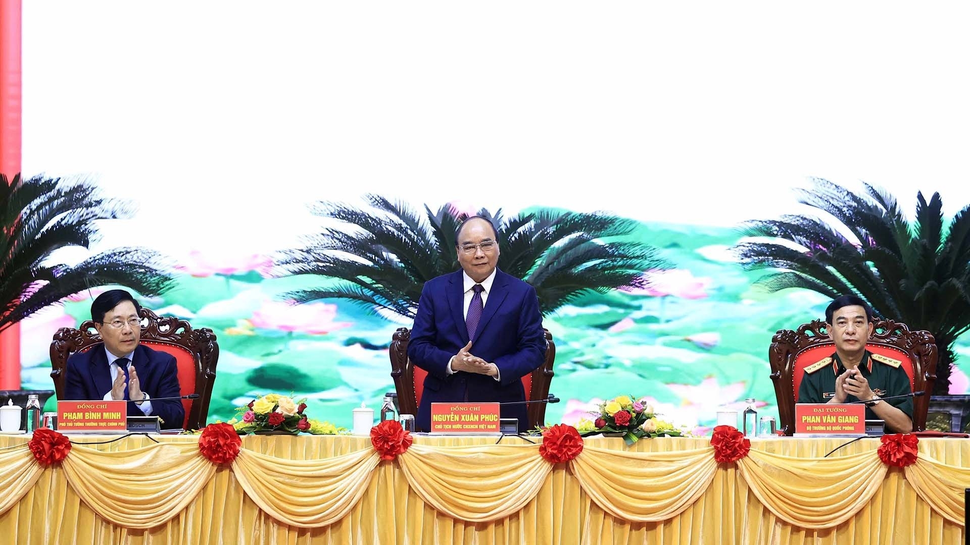 越南国家主席主持关于新形势下保卫祖国战略的决议实施10周年总结会议。