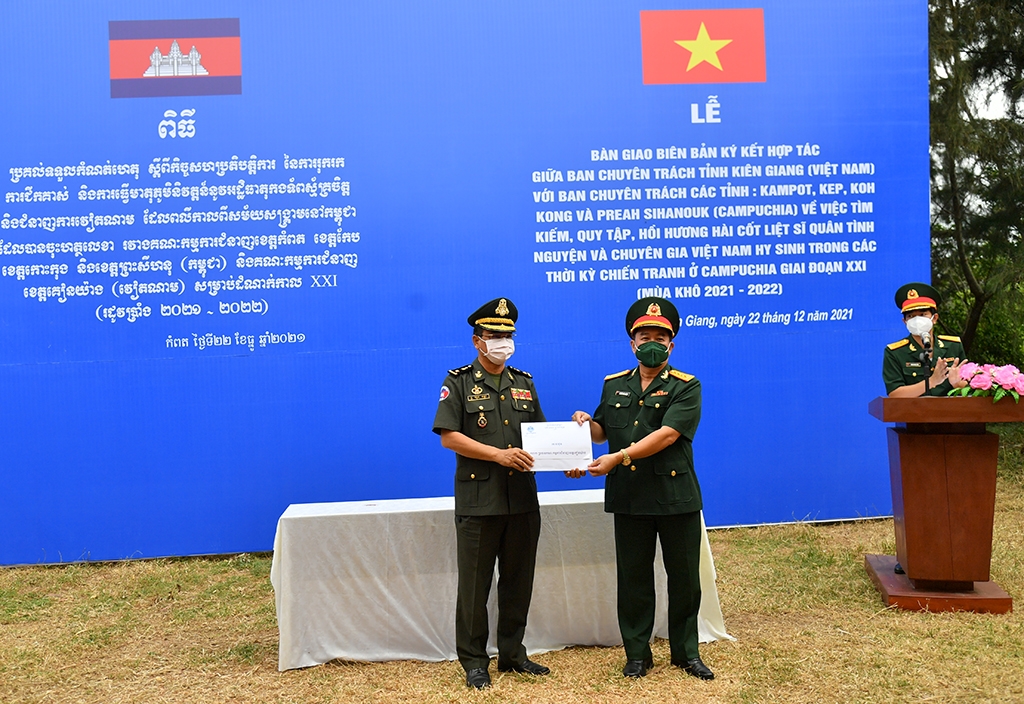 将8名越南烈士遗骸从柬埔寨运回越南。