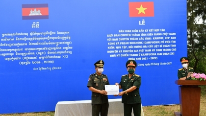 将8名越南烈士遗骸从柬埔寨运回越南