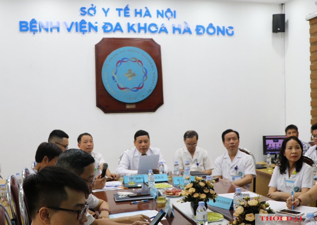 与会代表在越南河内分会场举行医疗合作在线友好会议。
