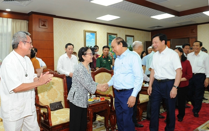 越南国家主席阮春福走访慰问海阳省老年人协会。