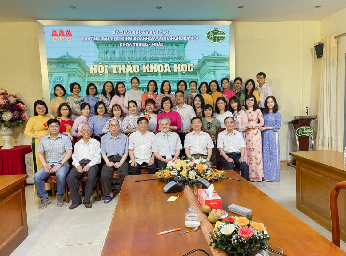 越南经营与工艺大学中-日文系成功举办了题为“提高经营与工艺大学中-日文系的外语培训质量”的研讨会。