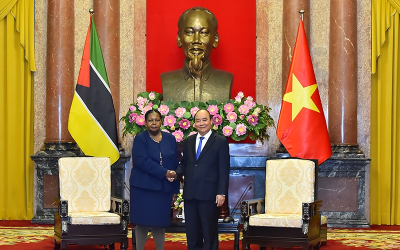 越南国家主席阮春福会见莫桑比克议会议长埃斯佩兰卡•劳琳达•弗朗西斯科•尼瓦内•比亚斯。