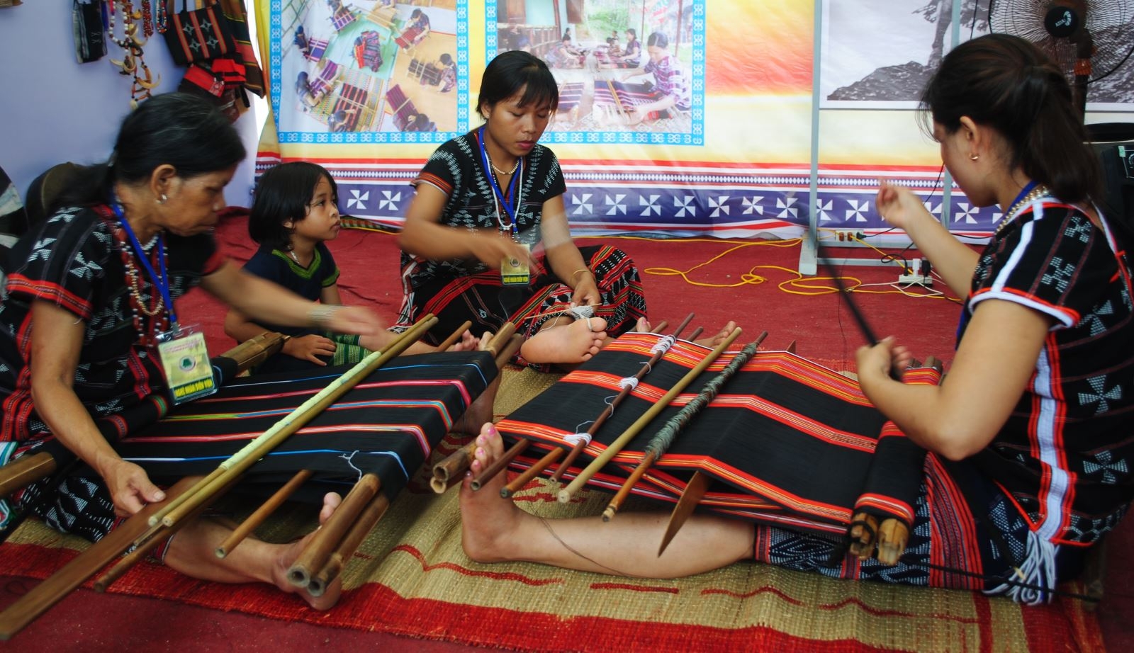 越南广南省戈都族同胞的传统编织手工业。