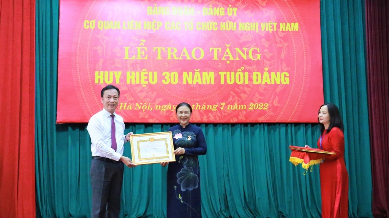阮芳娥大使获颁30年党员纪念章