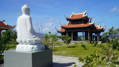 海军军种和越南佛教协会举行岛礁上的三座寺庙的修建落成典礼