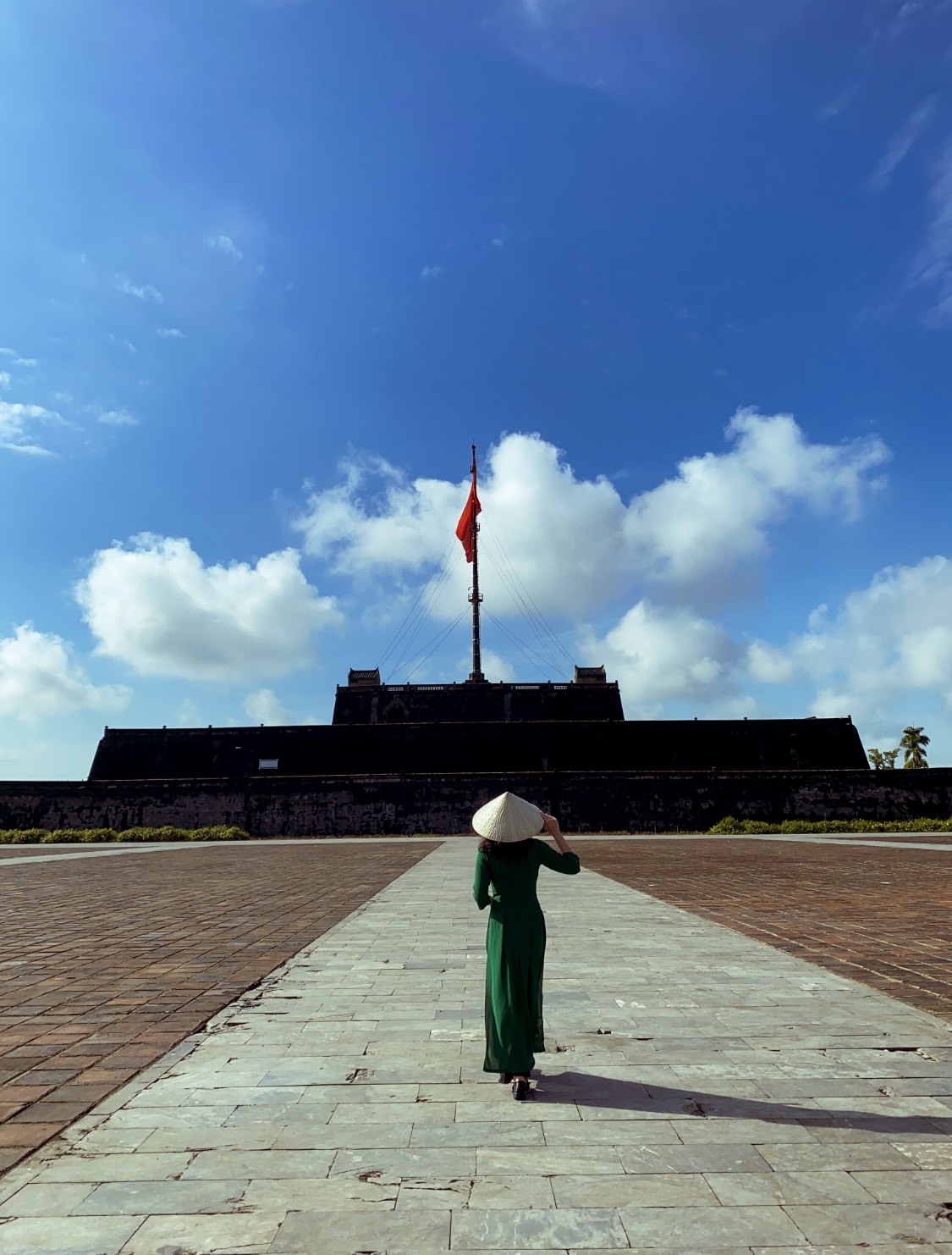 顺化旗台是越南阮朝的建筑遗迹，位于顺化京城南侧，由嘉隆帝于1807年下令建造。
