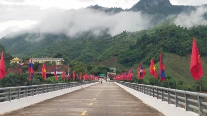 越南桂风边境区举行一系列越老友谊情深的活动