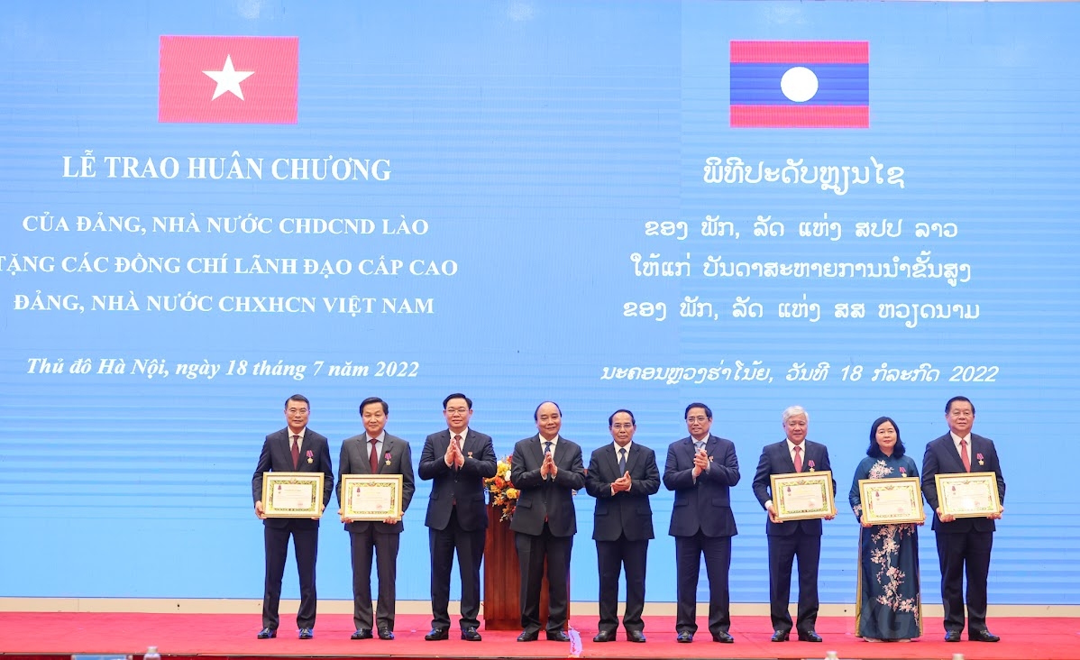 越南高层领导荣获老挝国家崇高勋章。
