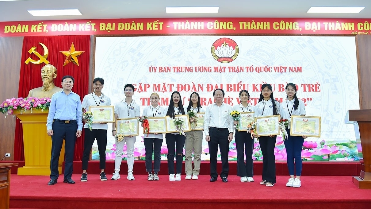 越南祖国阵线中央委员会副主席兼总秘书长会见参加“2022年夏令营”活动的越南海外侨胞青年代表团