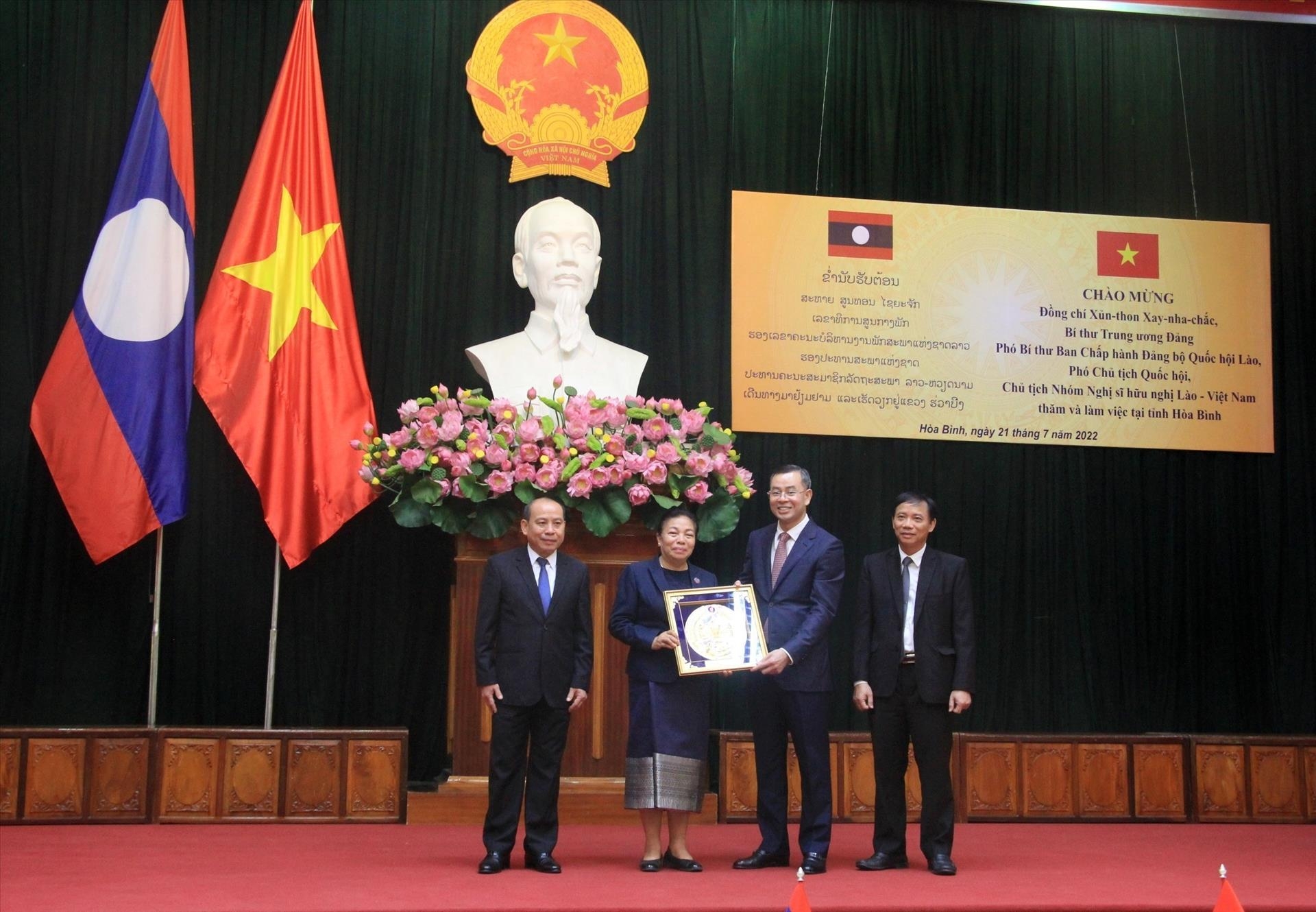 老挝国会副主席顺通·赛雅佳对越南和平省进行工作访问。