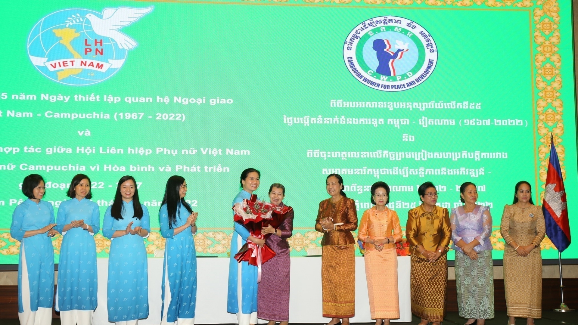 继续加强和扩大越柬两国妇联传统合作关系