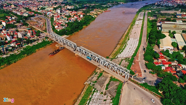 陇江和具有多年历史的陇桥。陇江全长68公里，是红河的一条支流，与太平河相连，流经北宁省。