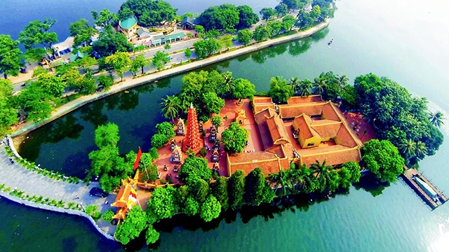 西湖上最突出的是镇国寺，该寺有1500多年历史，由李南帝皇帝建造的。镇国寺的建筑风格将雄伟古朴与湖泊景观融为一体。镇国寺的建筑就像一朵盛开的莲花。