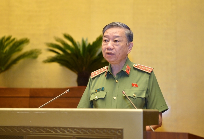 越南公安部部长苏林接受国会常委会质询。