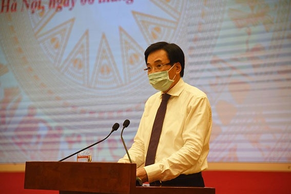 政府办公厅主任陈文山部长在政府8月份例行新闻发布会上发表