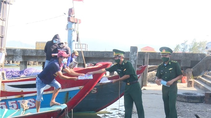 为了帮助渔民安心出海捕捞鱼，承天顺化省边防部队采用“海上安全船”的模式。