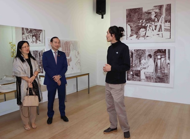 越裔比利时画家诗阮张明介绍了以根为主题的画展。