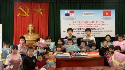 河内市友好组织联合会（HAUFO）和巴拿马驻越南大使馆向河内贝拉（Birla）孤儿院捐赠保暖衣物