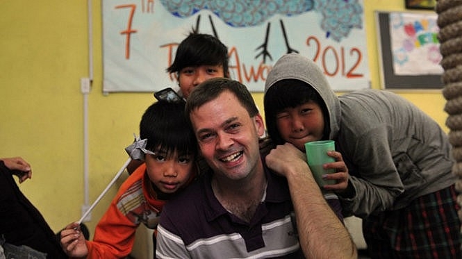 蓝龙儿童基金会创始人兼首席执行官迈克尔·布罗索夫斯基同越南儿童的合照