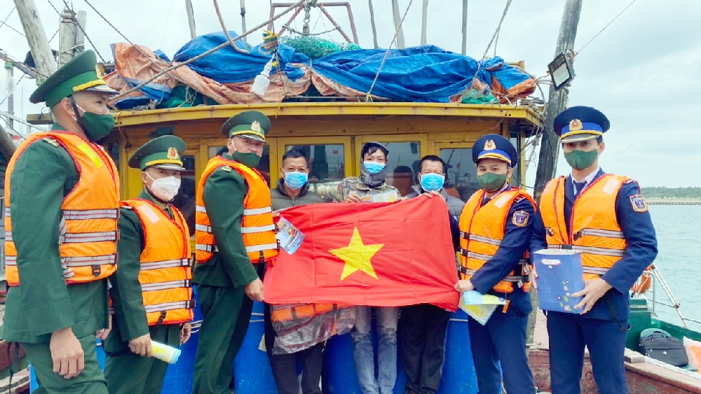 越南海警向越南白龙尾岛的渔民宣传打击非法捕捞活动。