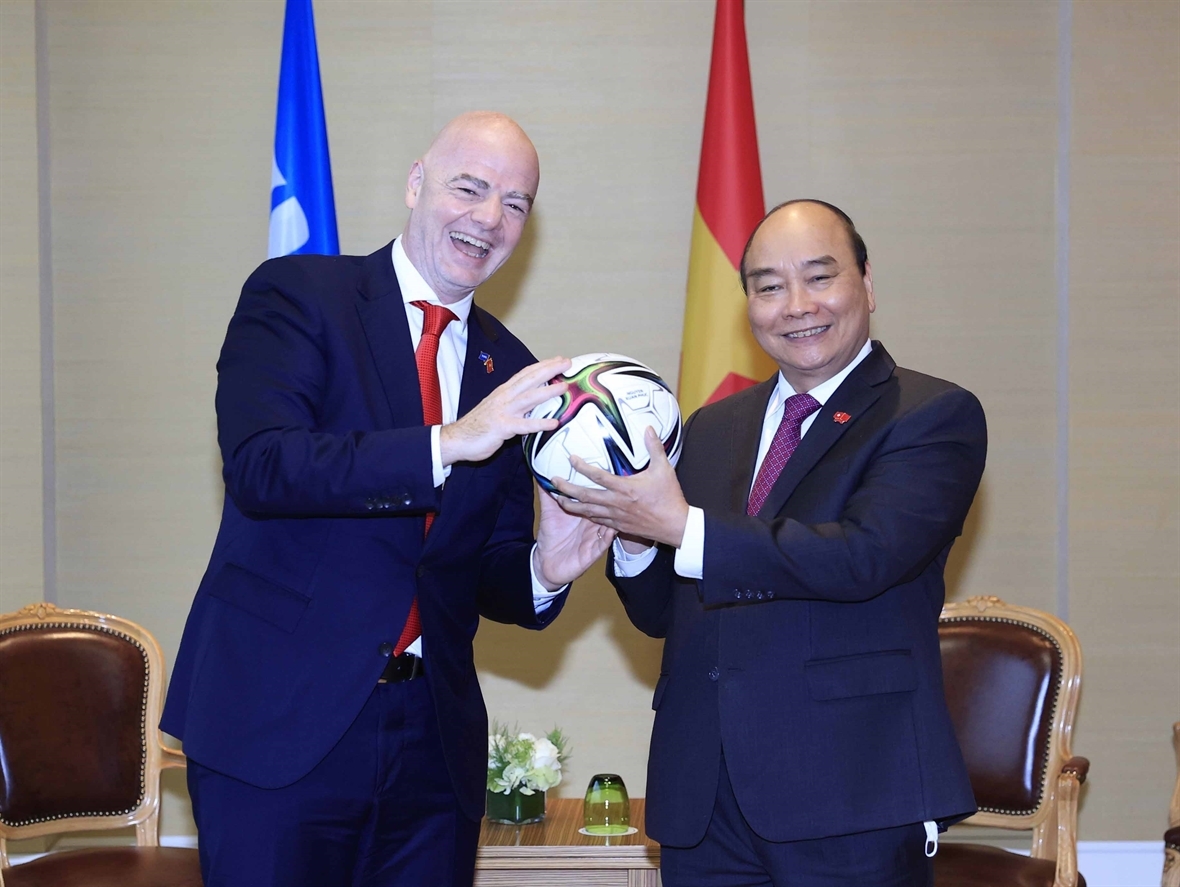 国家主席阮春福（右）与国际足联主席詹尼•因凡蒂诺。