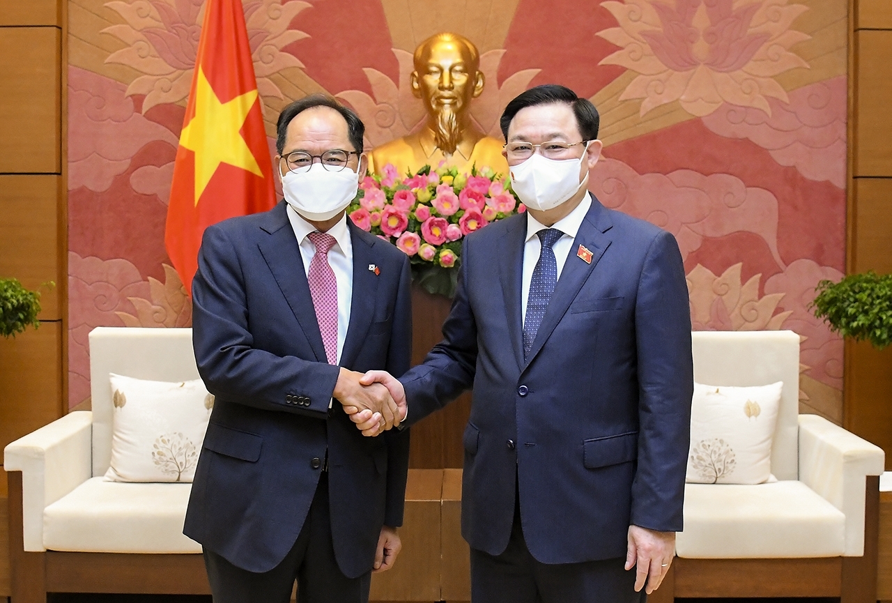 国会主席王廷惠（右）会见韩国驻越南大使朴能运。