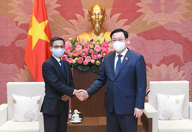 国会主席王廷惠（右）在会见印度驻越南大使普拉奈 维尔马。