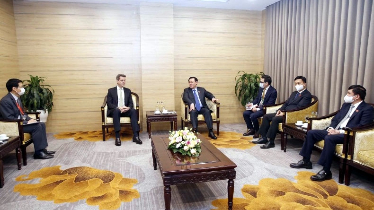 越南国会主席王庭惠会见亚洲开发银行驻越南代表处首席代表安德鲁•杰弗里斯