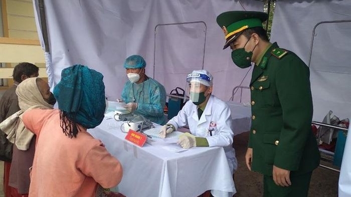 越南——老挝医生为老挝赛奔（SePon）县县民组织免费看病和发放治疗药物活动