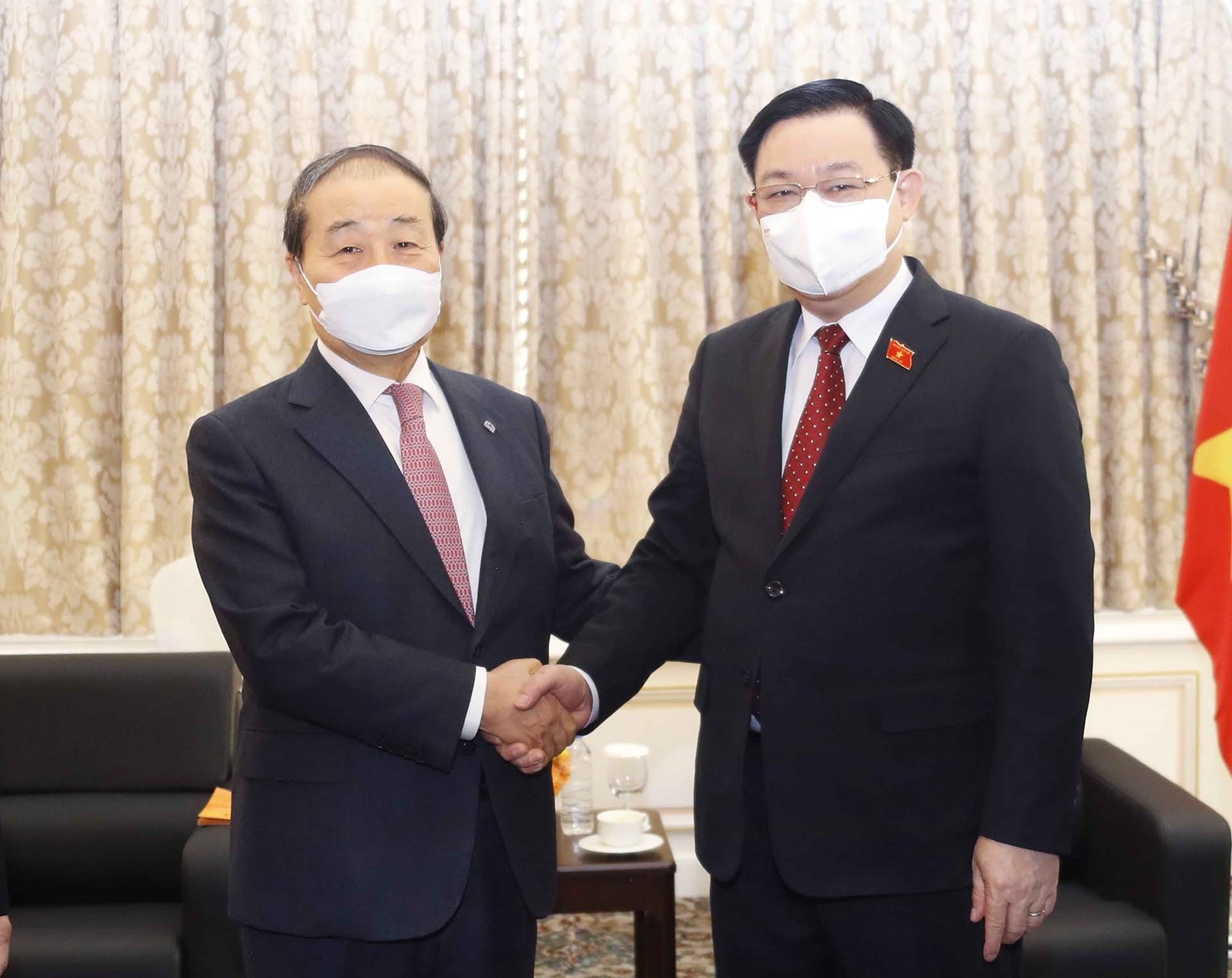 国会主席王廷惠在会见韩越友好协会主席崔英珠。