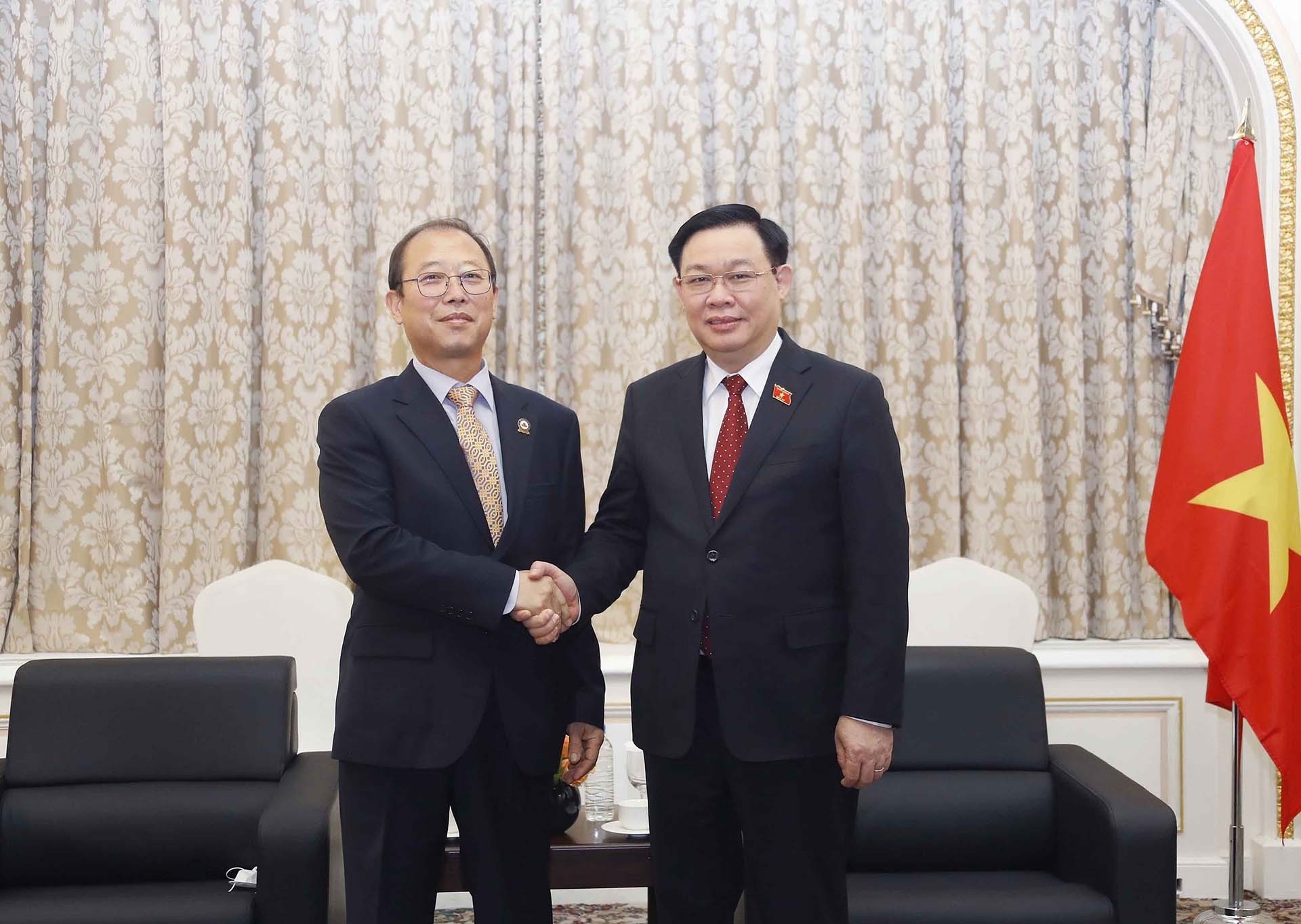 国会主席王廷惠在会见越裔韩国人协会主席李勋。